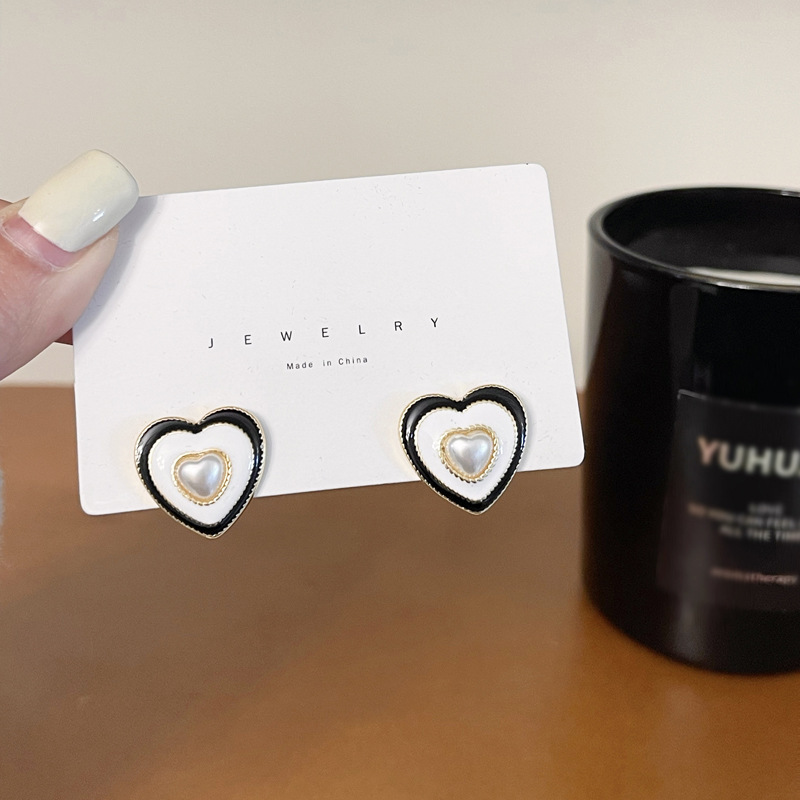 S925 Silver needle retro French Hepburn style heart-shaped stud earrings, elegant color contrast sweet pearl ins style earrings Application Scenario