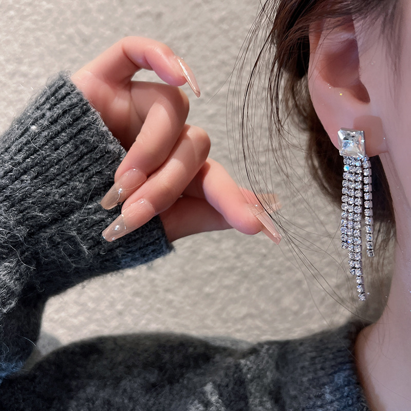 S925 Silver Needle rhinestone Tassel Earrings, a new and niche design in 2023, are high-end and luxurious earrings for women Application Scenario
