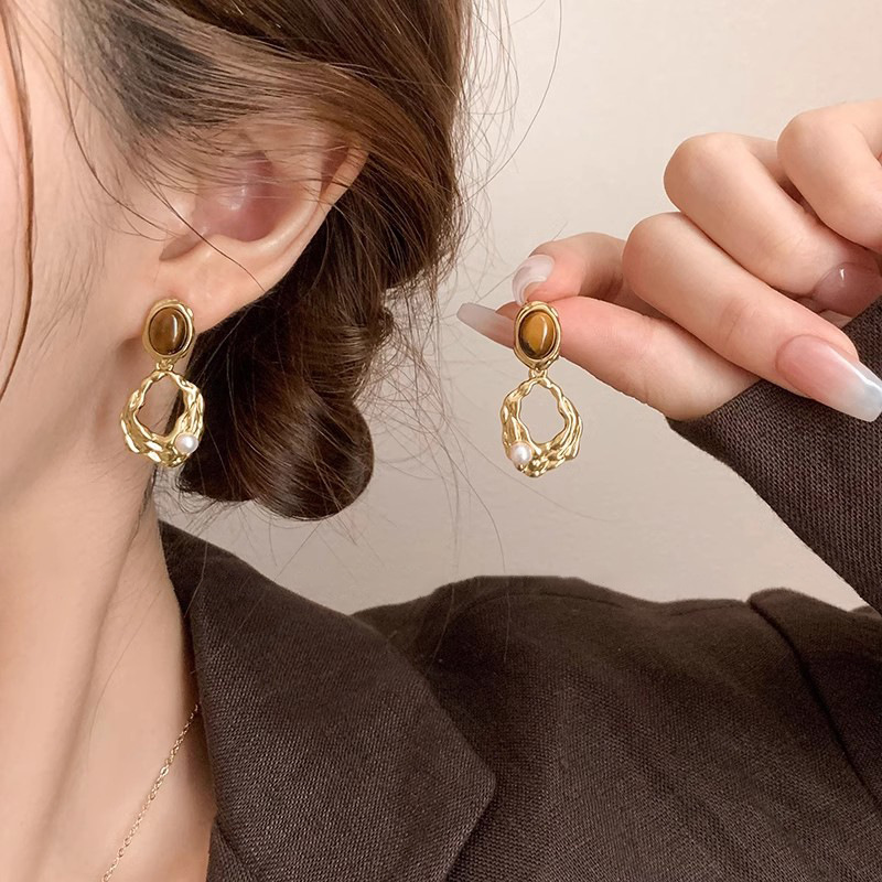 Niche and light luxury pearl stud earrings for women, retro Hong Kong-style Maillard irregular earrings, elegant and high-end earrings and earrings Specification drawing