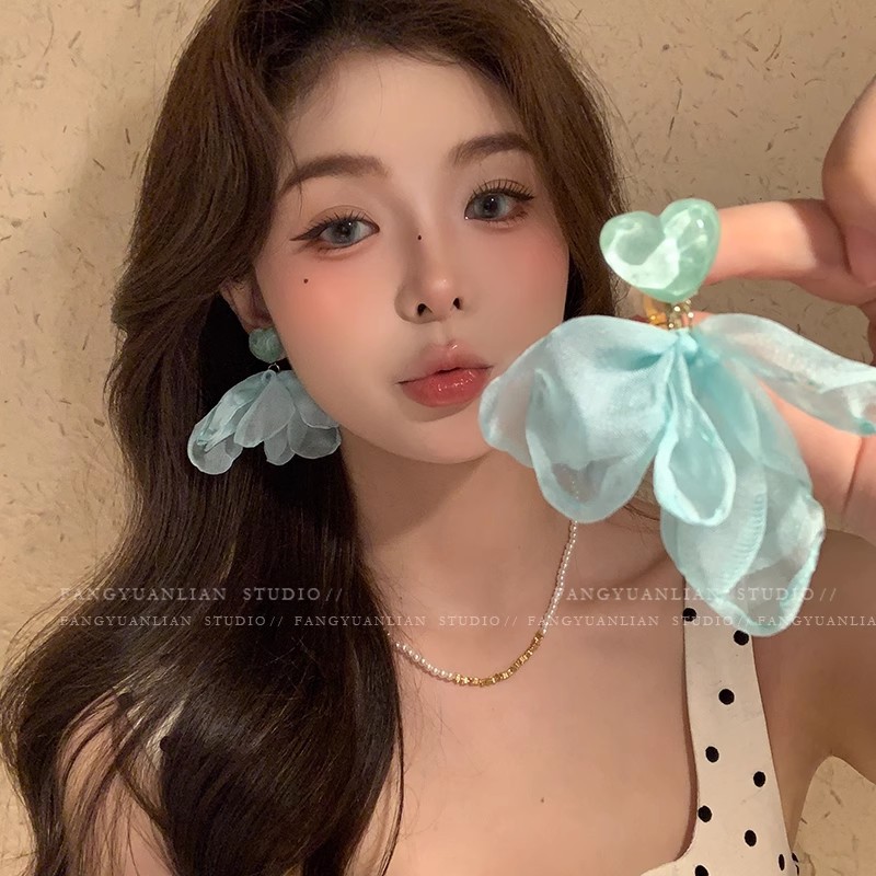 The dreamy pink heart-shaped flower earrings from the vacation island exude a pure and sensual atmosphere. The stud earrings are a niche design of earrings details Picture