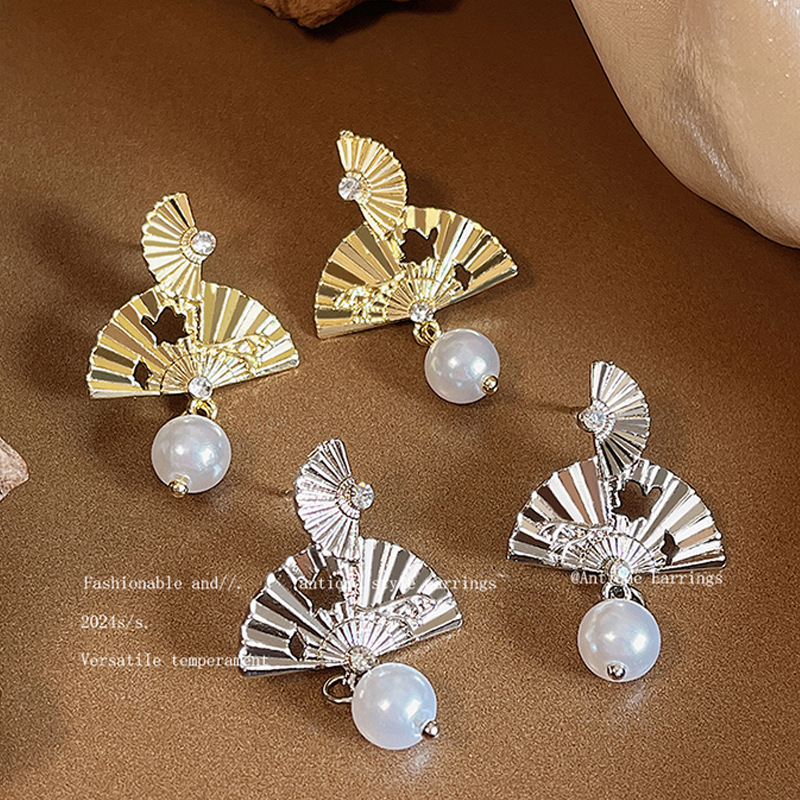 New Chinese-style stud earrings, gold fan pearl niche earrings, light luxury style, high-end feel, bridal morning dress earrings for women details Picture