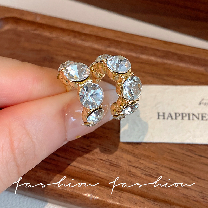French retro champagne-colored sparkling diamond stud earrings for women's light luxury and niche design, 2025 new style high-end earrings for women Application Scenario