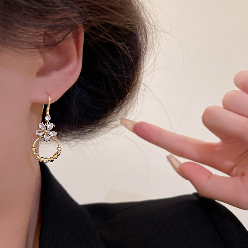 Wholesale of the latest trendy and popular earrings in 2023, featuring a feminine and high-end look, zircon earrings, and retro and exquisite earrings Application Scenario