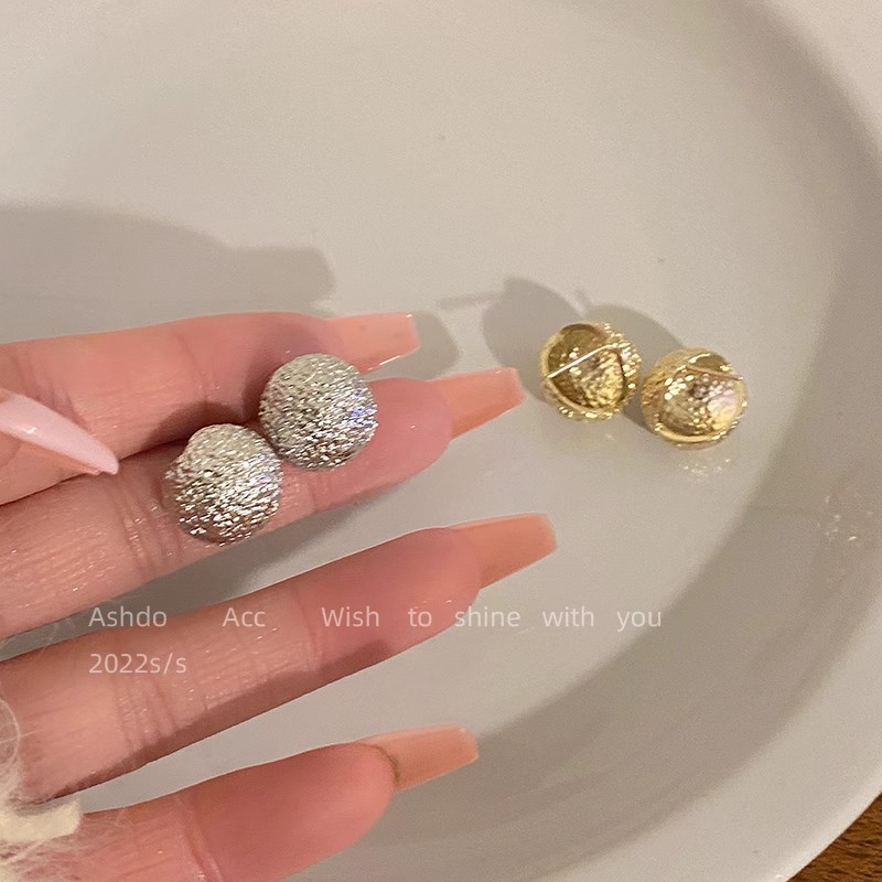 French retro golden bean stud earrings for women, simple and luxurious style, niche design, high-end and fashionable earrings Application Scenario