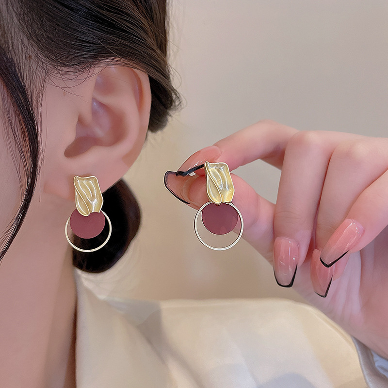 Niche design sense, versatile circle earrings for women, Japanese and Korean light luxury, simple and individual stud earrings, fashionable and versatile earrings, trendy details Picture