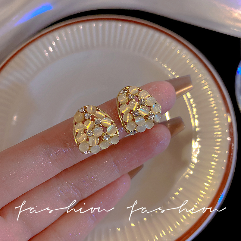 French retro high-end style golden cat's eye stone oval silver needle stud earrings, women's niche design sense and elegant earrings full figure