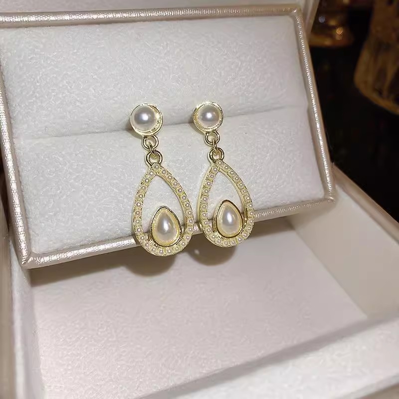 Hong Kong-style retro teardrop-shaped pearl stud earrings for women, light luxury, fashionable and high-end look, simple and elegant earrings Application Scenario