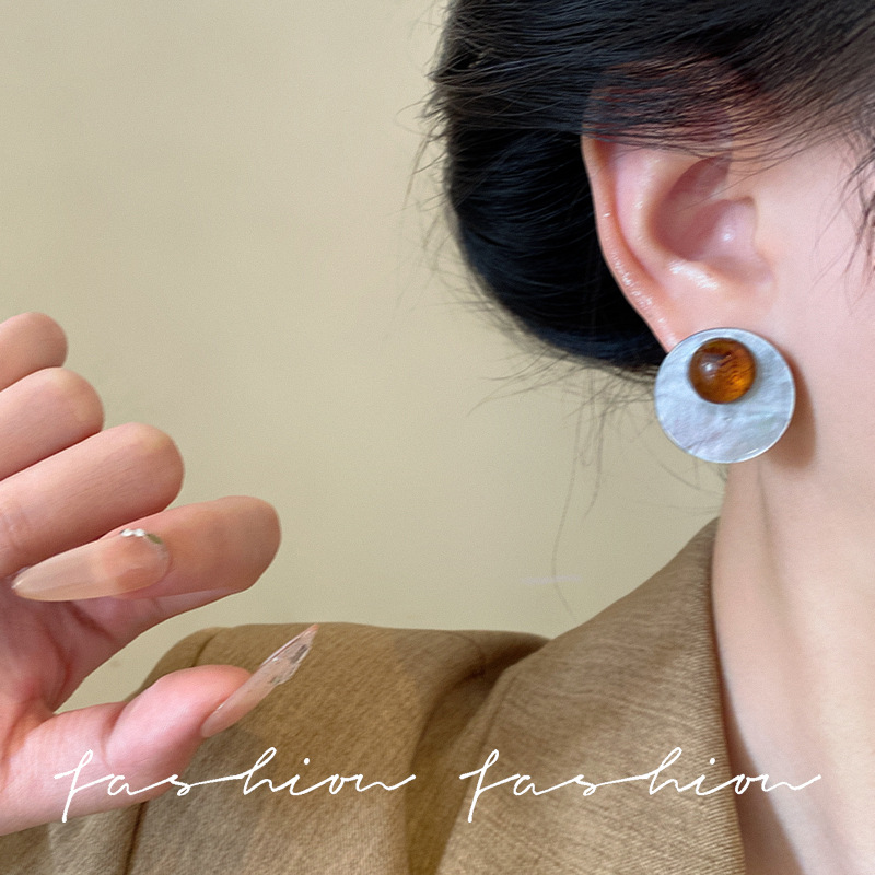 Resin-dyed brown ear studs, new Chinese style, high-end and retro style, Maillard autumn and winter texture earrings Application Scenario