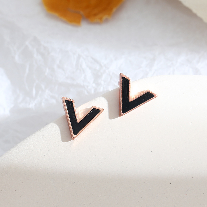 925 Silver needle Korean simple letter V stud earrings, Hong Kong style 2022 new trendy, small, elegant and stylish French earrings full figure