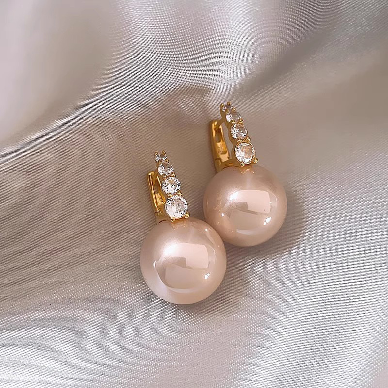 The new best-selling pink pearl earrings for women in the autumn and winter of 2025, with a high-end and light luxury French stud earrings details Picture