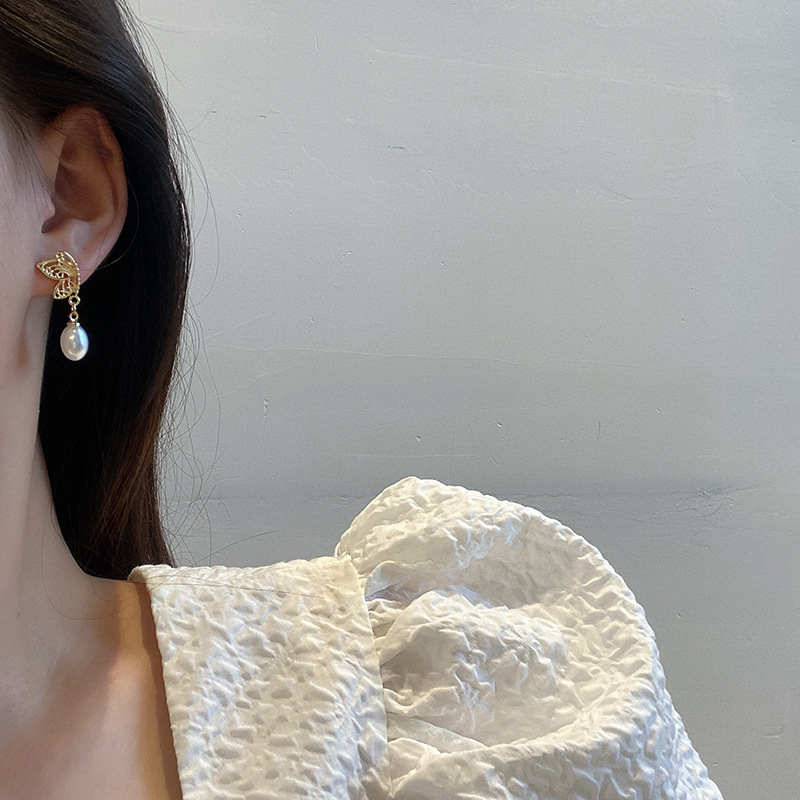 S925 Korean version stud earrings, retro butterfly pearl hollowed-out diamond earrings, feminine and simple design sense earrings Application Scenario