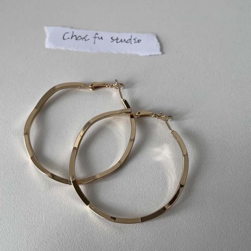 Golden-textured large circle earrings exude a sense of sophistication and simplicity for women. Exaggerated circle earrings with a niche design feel details Picture