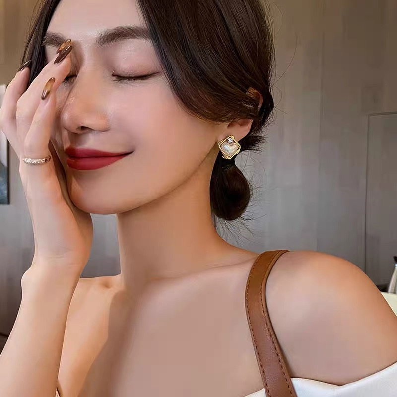 Exquisite heart-shaped imitation pearl earrings, new trendy diamond-shaped fashionable Korean-style internet-famous stud earrings, high-end earrings details Picture