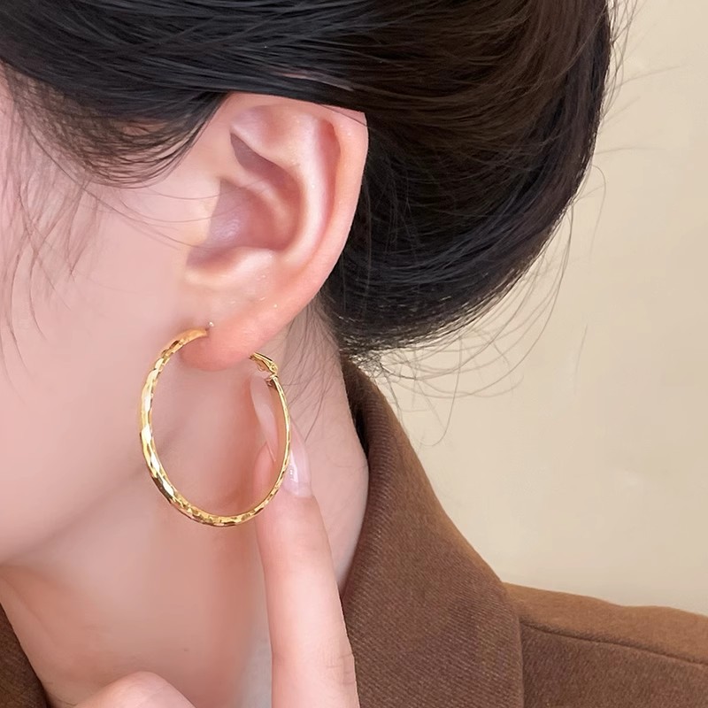Round and square face twisted plain ring earrings, women's unique and exaggerated style circle earrings, 2025 new high-end earrings Application Scenario