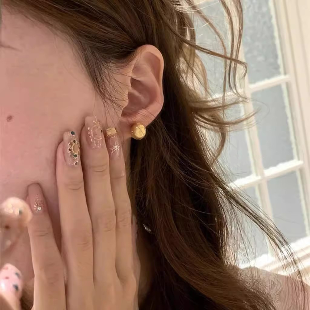 Golden brushed star small golden ball stud earrings exude a noble, retro, unique and high-end charm, with a delicate fragrance style and micro-inlaid earrings details Picture