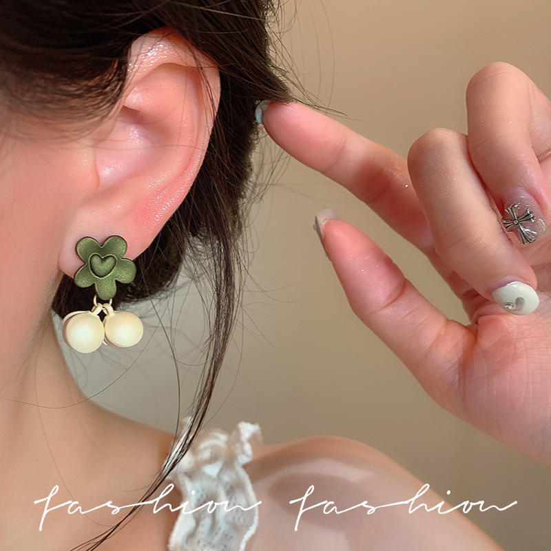 s925 Silver Needle, fresh and delicate heart-shaped pearl stud earrings, a popular summer earring for women in the forest style, a new trend in 2025 Specification drawing