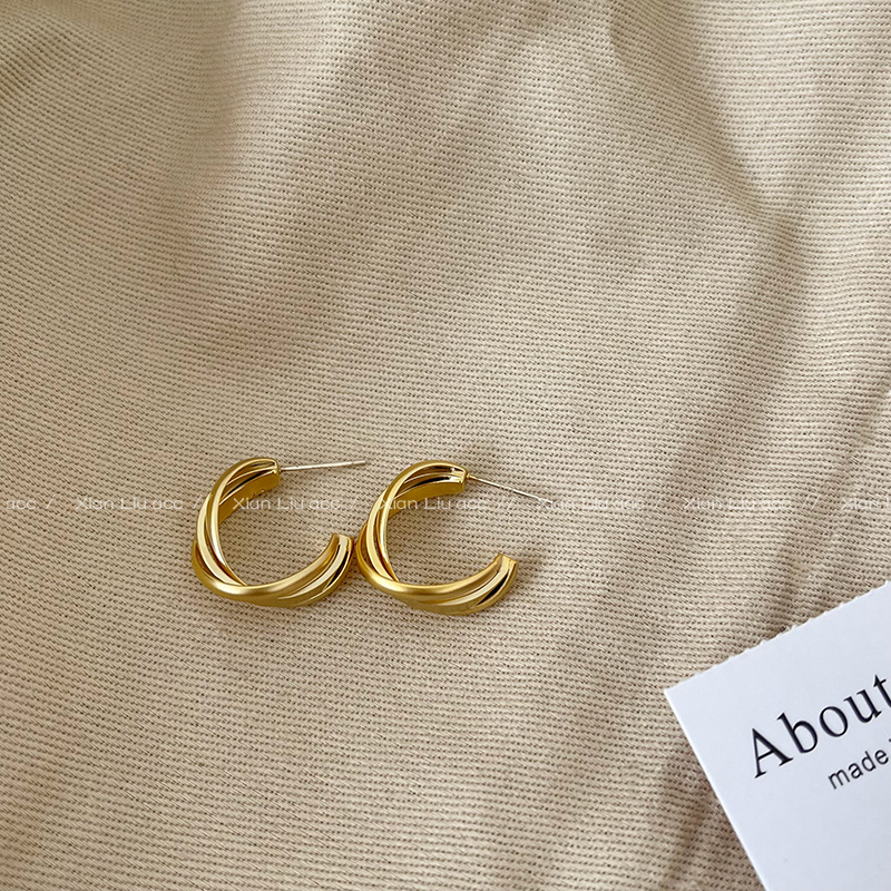 The 2025 new retro smooth cross earrings, the trendy women's unique circle ear rings S925 silver needle earrings Specification drawing