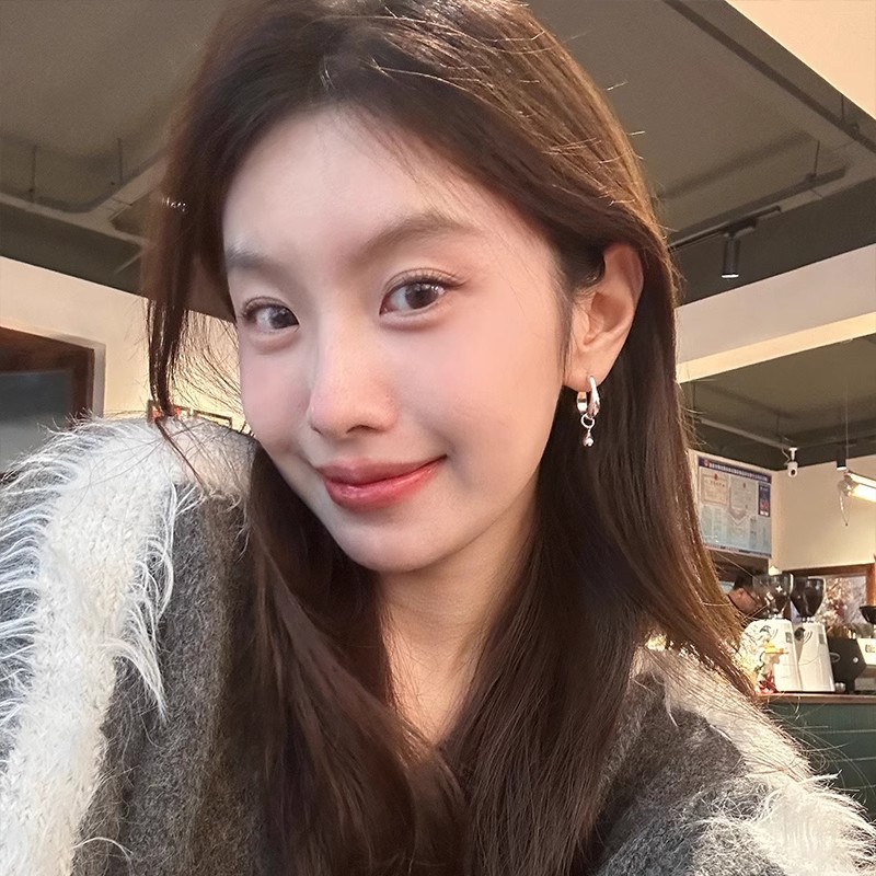 Irregular metal teardrop stud earrings, a new bestseller for women, exude a light luxury and high-end vibe, with a cold and fashionable style and versatile earrings and accessories Application Scenario