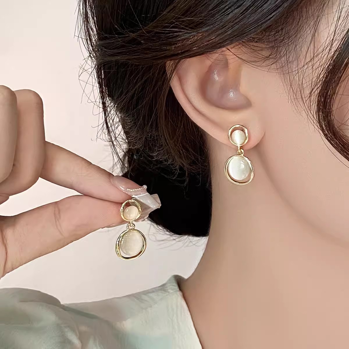 925 Silver needle High-end cat's eye stud earrings, French retro hollowed-out ring earrings, Hong Kong style simple earrings Application Scenario