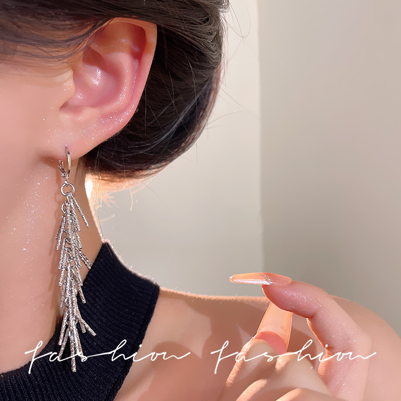Super shiny silver long tassel exaggerated ear buckles, European and American high-end, light luxury and niche design, versatile and elegant earrings for women Specification drawing