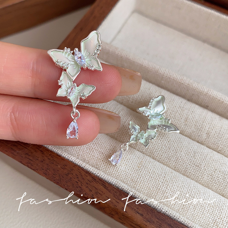 The elegant and cold glazed blue butterfly stud earrings for women, with a delicate and niche design, have an extremely ethereal pendant effect and are adorned with tassels full figure