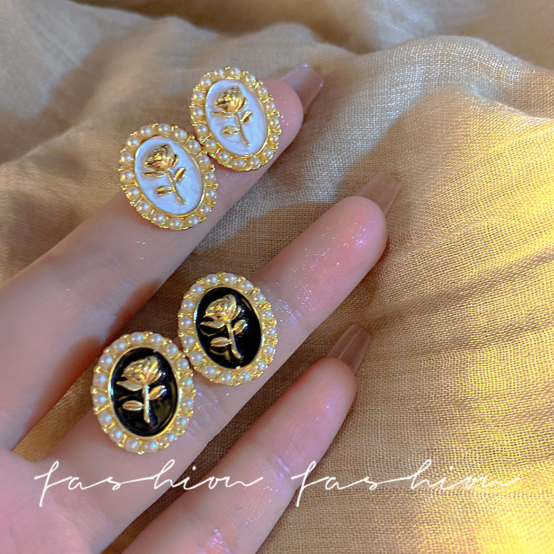 Pearl rose earrings 2025 New bestseller, niche design, high-end feel, cold style stud earrings, simple and light luxury Specification drawing