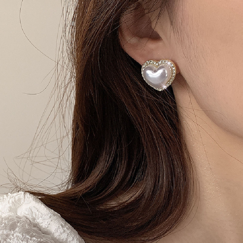 S925 Silver Needle Dongdaemun Heart-shaped Pearl Earrings from South Korea, versatile for women, diamond-encrusted, personalized and fashionable stud earrings Application Scenario