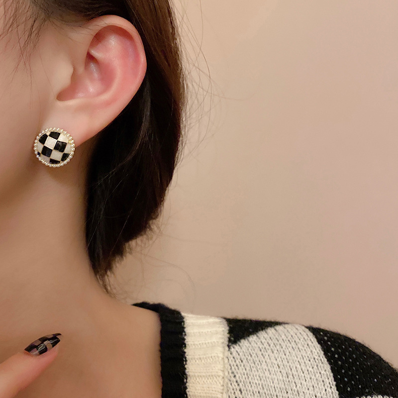 The simple checkerboard pearl earrings exude a sense of sophistication, individuality, and retro style. The design is unique and the round ball style is elegant. The stud earrings are for women details Picture