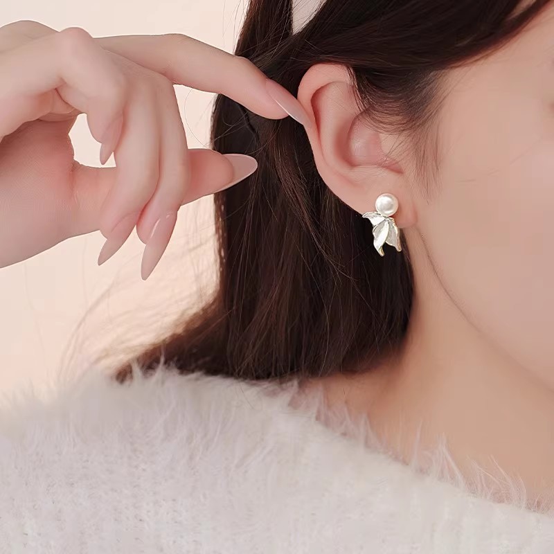 Butterfly Pearl imitation fish tail tassel earrings 2025 New bestseller, high-end, light luxury, niche and unique style stud earrings full figure
