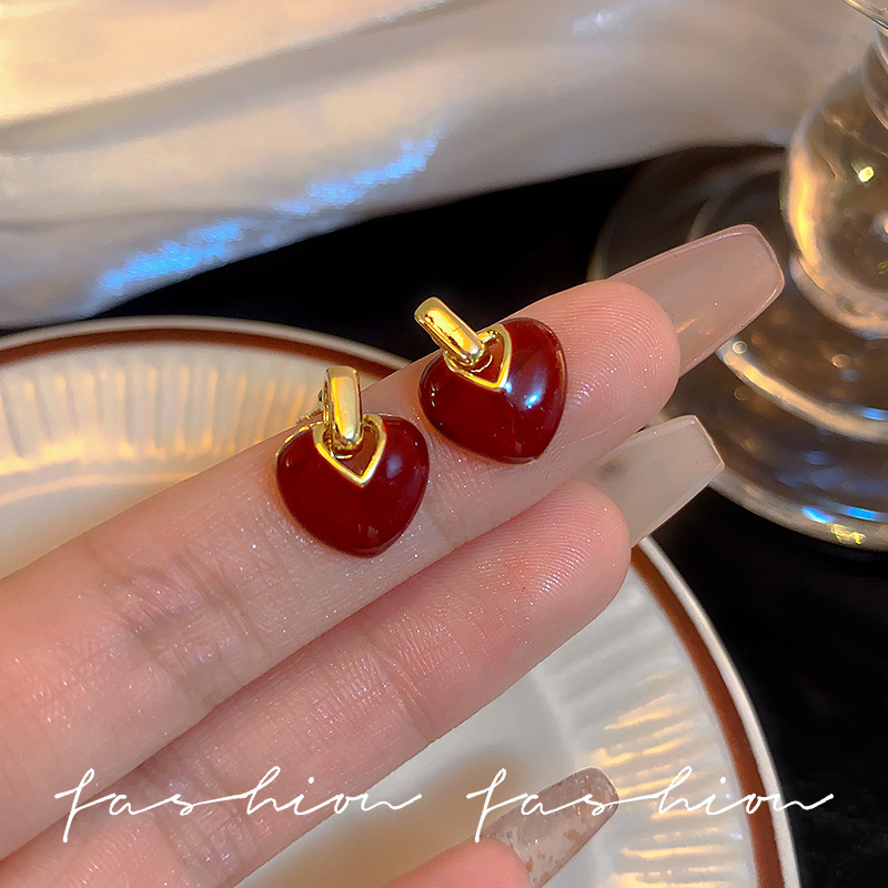 Heart-shaped stud earrings for women, a niche design with a sense of sophistication, a series of red oil-dripping New Year girl retro Christmas earrings full figure