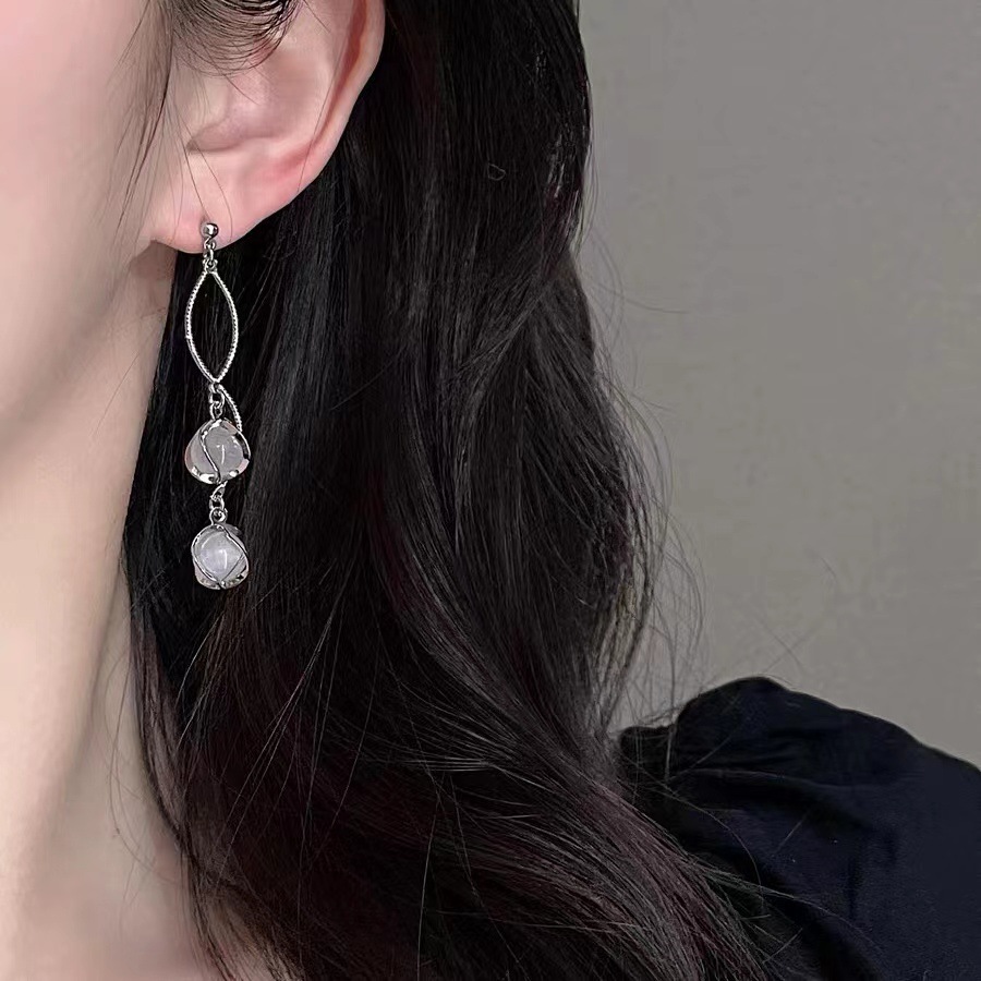 Long tassel earrings are a trendy and stylish choice for women on Instagram. They are versatile earrings that exude a sense of sophistication and individuality, making you look slimmer. They are also a trendy accessory for round faces Application Scenario