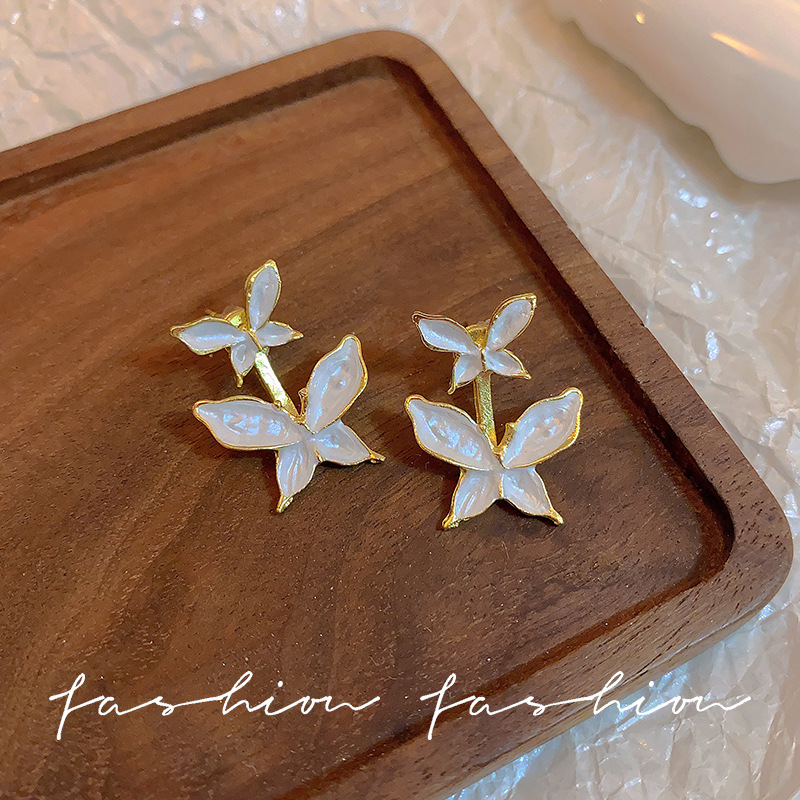 A pair of butterfly stud earrings with a unique design for women, exuding a sense of high-end luxury and being small and delicate. They are stylish and trendy Application Scenario