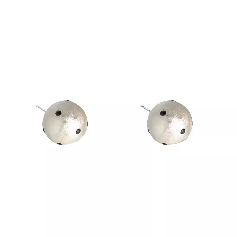 Versatile and elegant polka dot pearl stud earrings for women, a new bestseller, a niche retro new Chinese style unique whitening silver needle earrings Item Picture