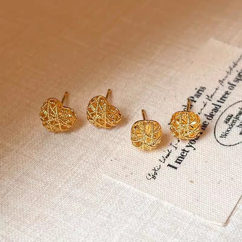 Golden brushed hollowed-out heart-shaped stud earrings, elegant, light luxury, exquisite, small and high-end earrings, versatile and fashionable earrings for commuting Application Scenario