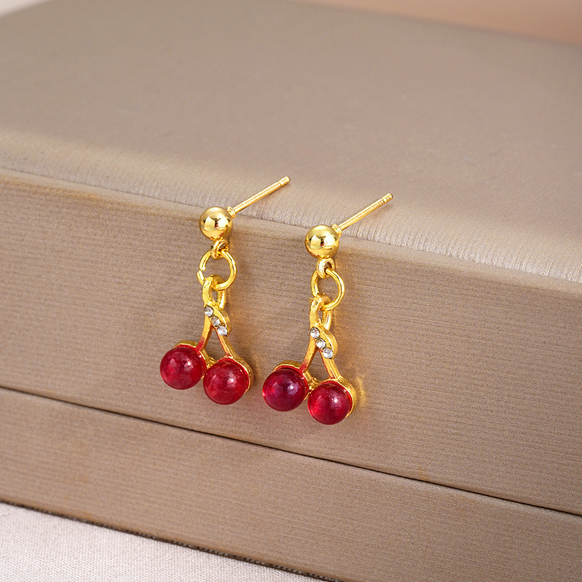 New cross-border niche and fresh red cherry earrings with a high-end and cute design. Wholesale of festive women's earrings for autumn and winter Specification drawing