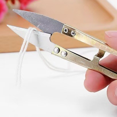 Cross-stitch U-shaped small scissors Cross-stitch uses a line removal tool to embroider a diamond painting details Picture