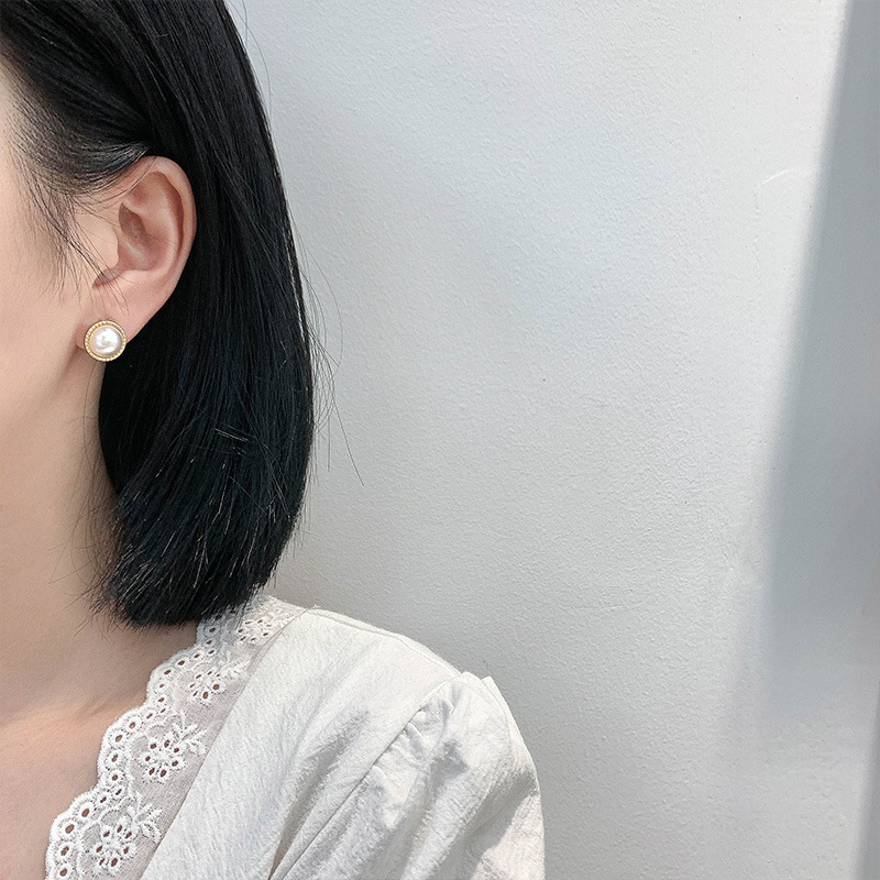 Retro pearl stud earrings, trendy and stylish earrings, French style, simple and elegant stud earrings, high-quality earrings wholesale Application Scenario