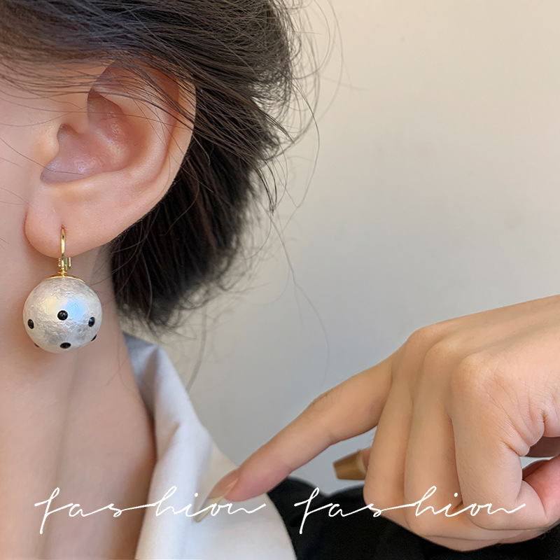 Black and red polka dot cotton ball pearl stud earrings exude a sense of high-end sophistication for women, with a light and luxurious personality. Commuter style earrings and earrings Application Scenario