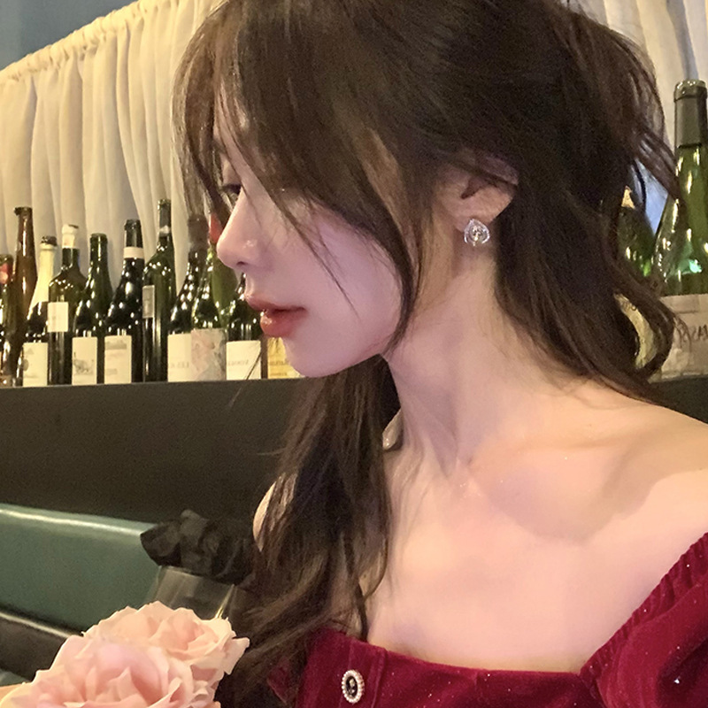 Copper micro-inlaid water drop zircon stud earrings, a unique and light luxury earring for women in 2025, with a niche design and a high-end feel Application Scenario