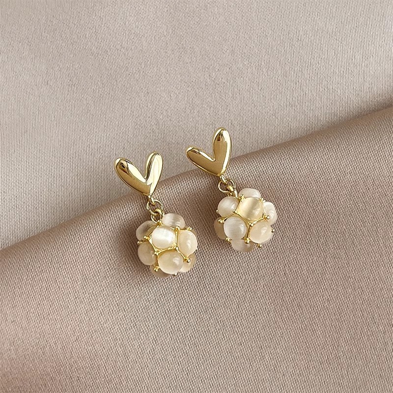 Heart-shaped cat's eye stone round ear studs, a niche design for women, fashionable and high-end earrings, light luxury, exquisite and simple earrings Application Scenario