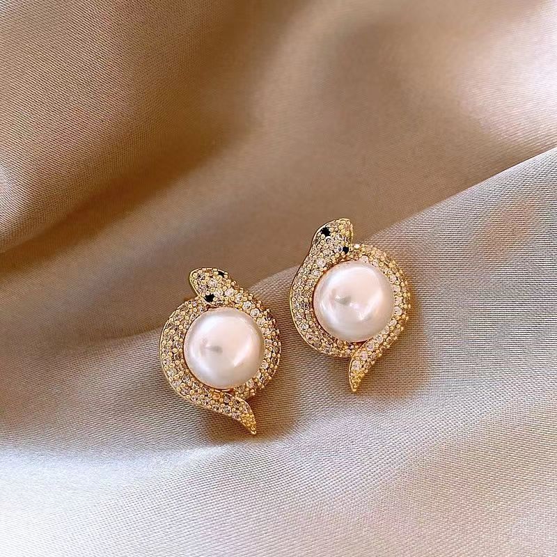 French-style snake-shaped pearl stud earrings for women, with a light luxury and high-end feel. Niche design, fashionable and versatile earrings details Picture