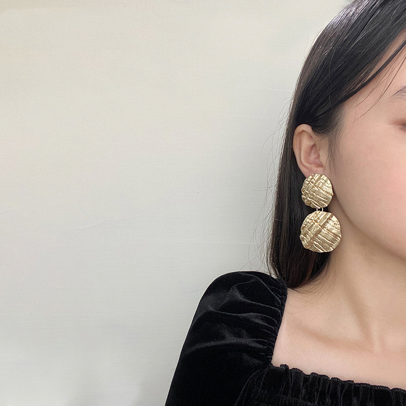 Exaggerated metal earrings for women, long European and American fashionable round geometric pendant earrings, simple and trendy earrings details Picture