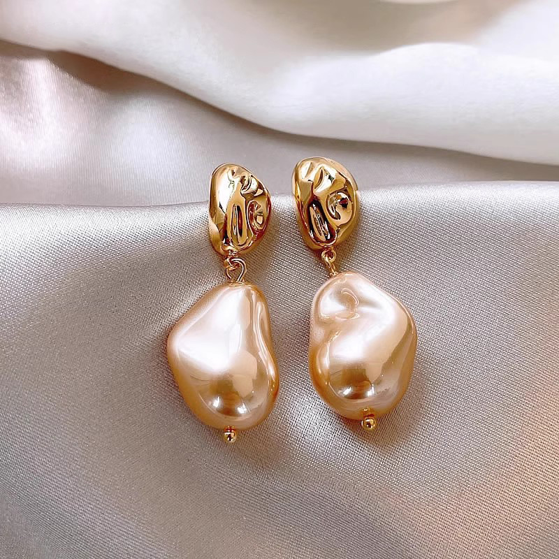 Hong Kong-style metal irregular-shaped Baroque pearl stud earrings, women's 925 silver needle fashionable and elegant earrings, retro earrings and earrings full figure