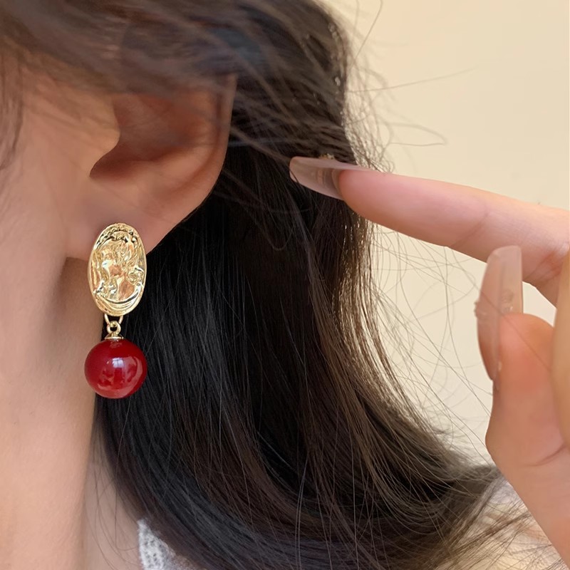 Retro portrait Encore red round stud earrings with a unique and niche design for women, simple and versatile earrings Specification drawing