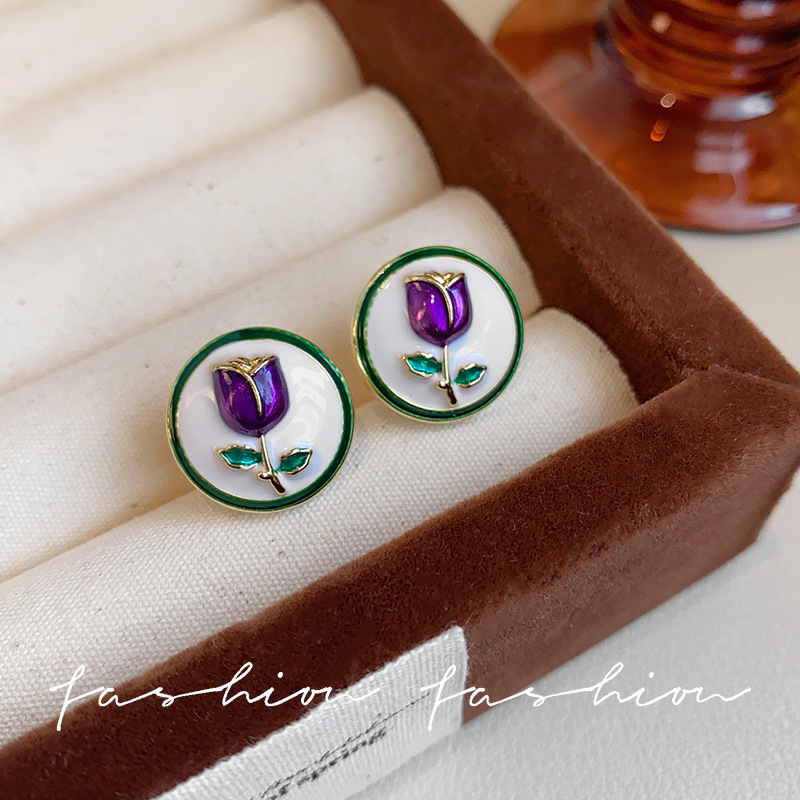 The 2025 new trendy little fragrance rose stud earrings exude a sense of light luxury and sophistication, exuding a fashionable and elegant temperament. They are versatile and popular earrings for women Specification drawing
