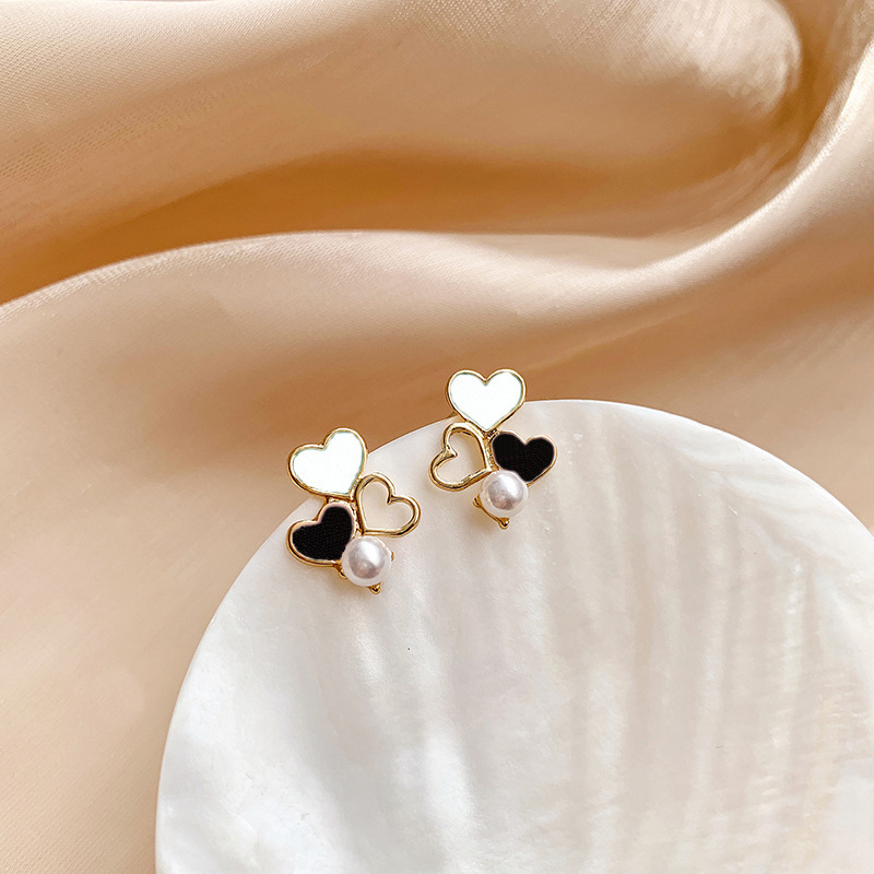 S925 Silver Needle Korean Fashion Girl heart-shaped Oil Drop, versatile, light luxury style, niche high-end design, stud earrings Application Scenario