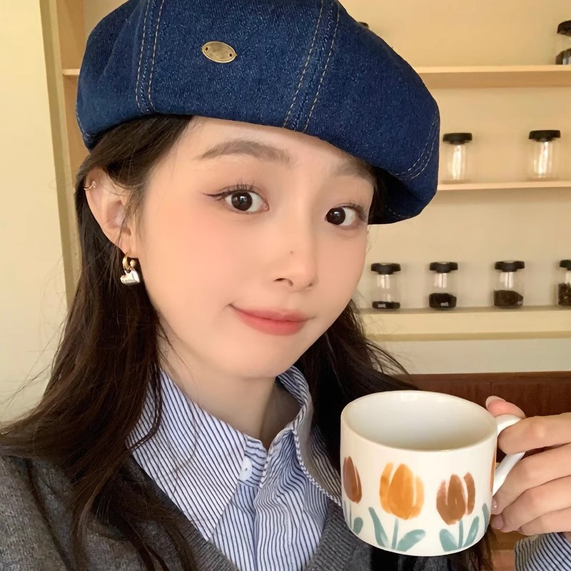 The design sense is niche, with simple heart-shaped earrings. The Korean-style gold and silver spliced small earrings are elegant, versatile and high-end Application Scenario