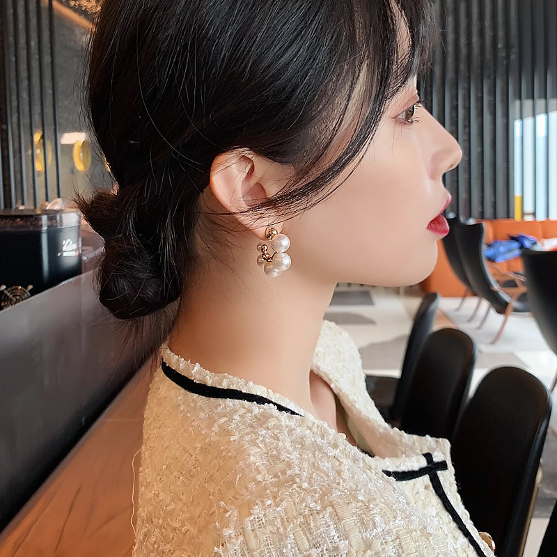 S925 Silver needle, a niche design sense, pearl earrings, a popular female stud, C-shaped irregular pearl earrings Application Scenario
