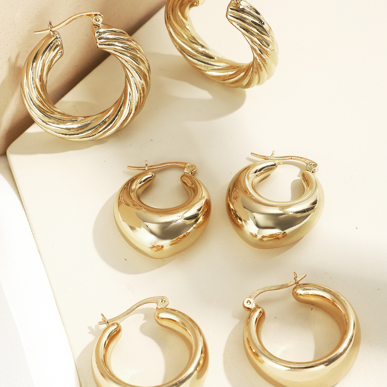 Cross-border high-end women's European and American style geometric hollow smooth earrings, European and American style water drop bean gold earrings set Application Scenario
