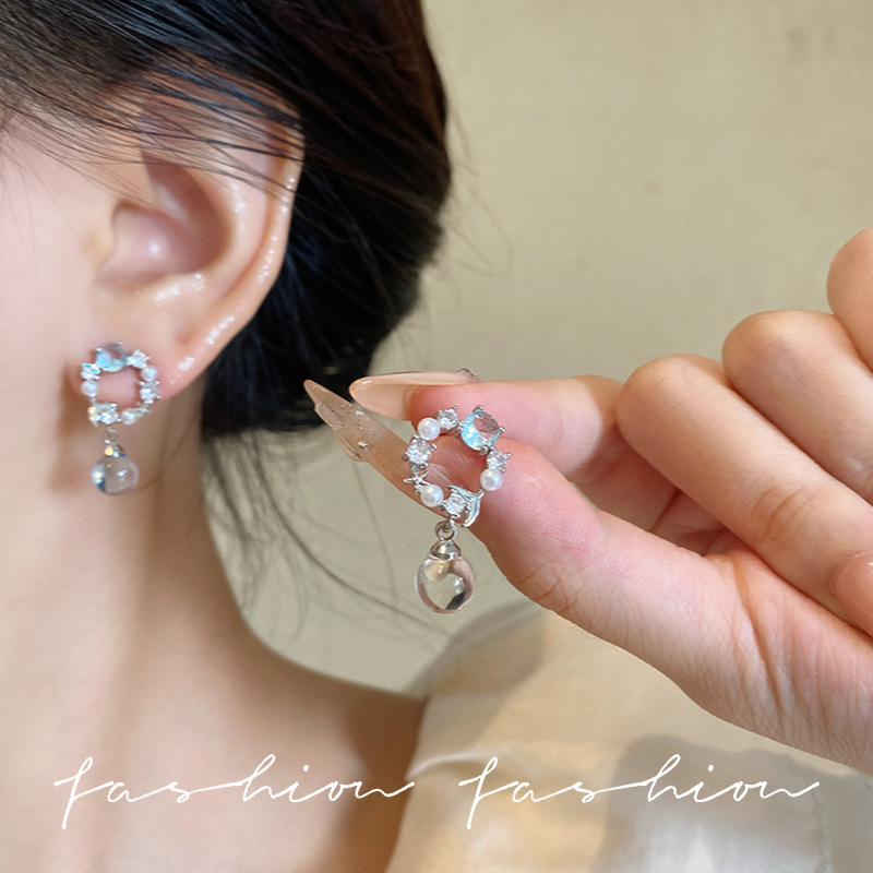 Forest-themed exquisite silver fishtail garland earrings, a unique and cool feminine touch, light luxury stud earrings, and long pearl earrings details Picture